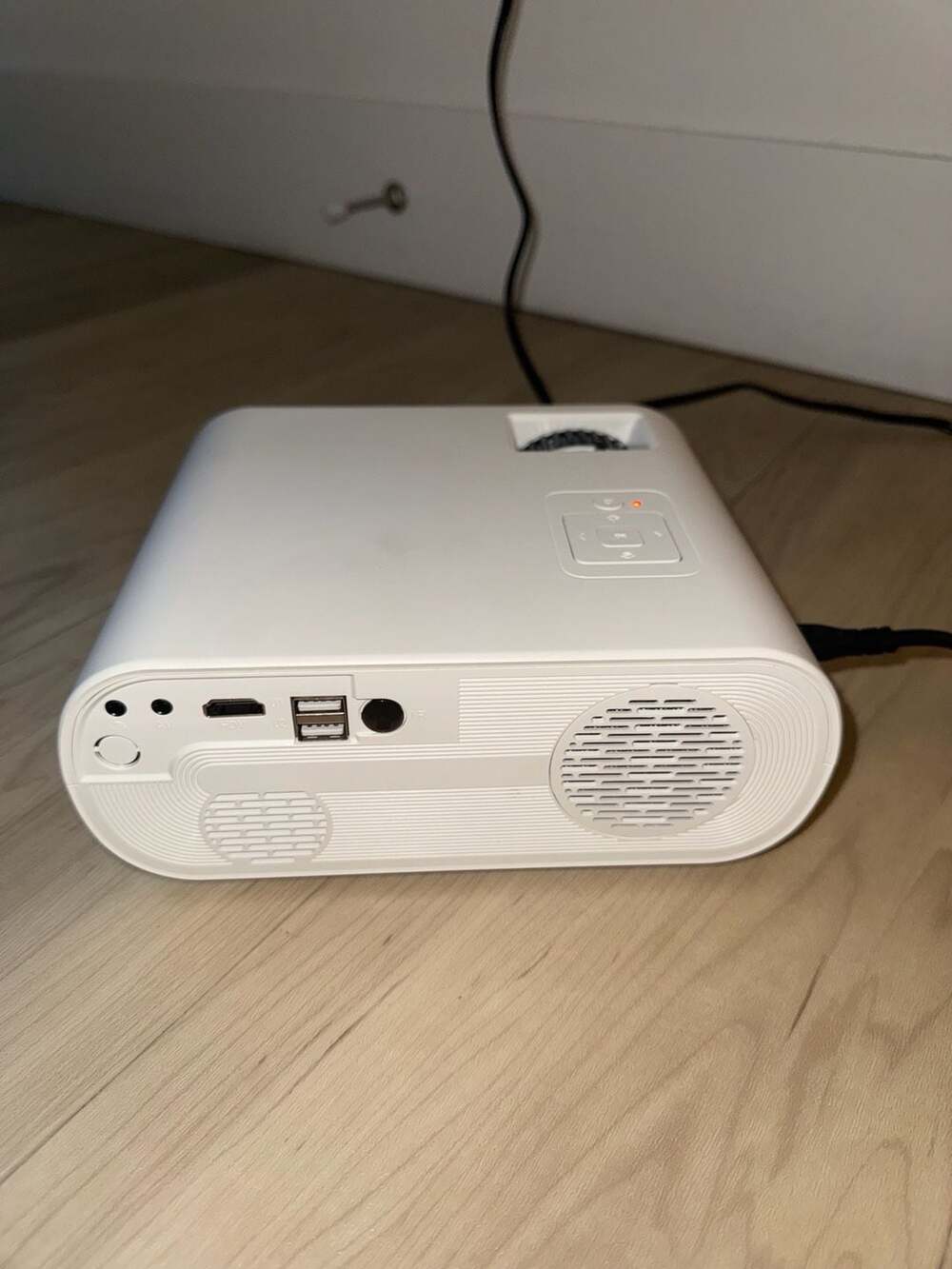 Shenzhen Qili C10 Portable LED Mini Projector 1080P Support - Picture 3 of 7